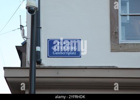 Französisches blaues Straßenschild für Place Gutenberg, Straßburg, Frankreich, 2024 Stockfoto