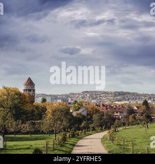 Deutschland, Stuttgart Panoramablick. Wunderschöne Häuser im Herbst, Himmel und Naturlandschaft. Weinberge in Stuttgart, buntes Weinanbaugebiet in der so Stockfoto