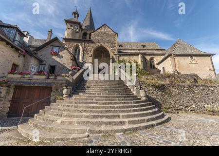 Kirche Saint-Fleuret d'Estaing in der Stadt Estaing, historisches Denkmal. Aveyron, Frankreich, Europa Stockfoto