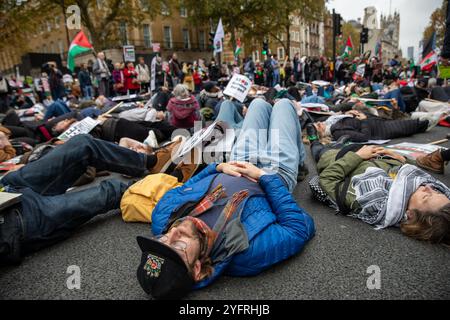 Die Menschenmassen beobachten, wie Hunderte an einem sterben in teilnehmen. Tausende nehmen an dem jüngsten Marsch für Palästina Teil, der in Zentral-London stattfand. Stockfoto