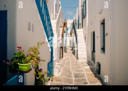 Authentisches traditionelles Griechenland. Insel Mykonos. Bezaubernde farbenfrohe Blumenstraßen des alten Dorfes Chora. Kykladen. Hochwertige Fotos Stockfoto