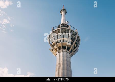 Der Fernsehturm Fruska Gora ist ein gebrochenes Gebäude aus den 90er Jahren und bleibt ein architektonisches Relikt im ruhigen Park in Serbien Stockfoto