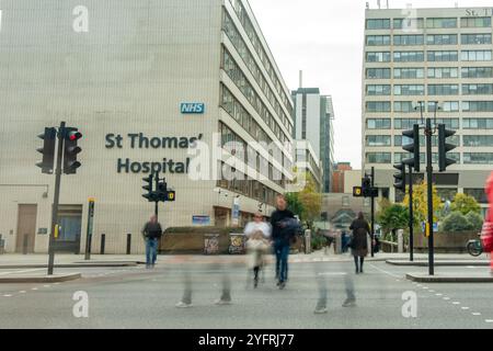 LONDON- 30. OKTOBER 2024: St Thomas Hospital und Evalina-NHS Teaching Hospital an der Westminster Bridge im Zentrum Londons Stockfoto