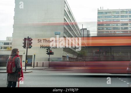 LONDON- 30. OKTOBER 2024: St Thomas Hospital und Evalina-NHS Teaching Hospital an der Westminster Bridge im Zentrum Londons Stockfoto