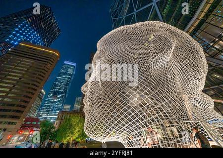 Calgary, Alberta - 22. Juli 2024: Wonderland Head Skulptur at the Bow Public Art in Downtown Calgary at Night. Stockfoto