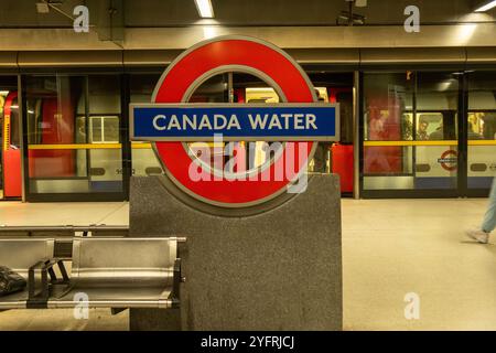 LONDON – 30. OKTOBER 2024: Canada Water Station. U-Bahn- und U-Bahn-Station in SE16 im Südosten Londons Stockfoto