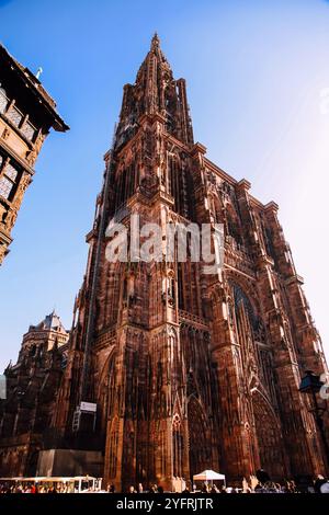 Kathedrale Notre-Dame de Strasbourg, ein gotisches Gebäude im Elsass, Frankreich, 2024 Porträt tagsüber Stockfoto