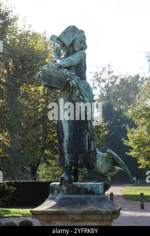 Statue Gänseliesel, Statue de 'Lison à l'OIE' von Charles Albert Schultz im Parc de l'Orangerie, Straßburg, Frankreich Stockfoto