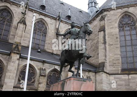 Statue der Jeanne d'Arc (Jeanne d'Arc) zu Pferd von Paul Dubois vor der Kirche Eglise Saint Maurice, Place Arnold, Straßburg Frankreich 2024 Stockfoto