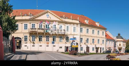 18. September 2024, Sremski Karlovci, Serbien: Historisches Rathaus mit alter Architektur, das als Wahrzeichen der Stadt steht Stockfoto