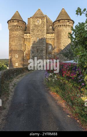 Schloss Bousquet aus dem 14. Jahrhundert, klassifiziert als historisches Denkmal. Montpeyroux, Aveyron, Frankreich, Europa Stockfoto