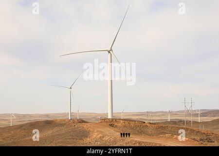 ALTAY, CHINA - 5. NOVEMBER 2024 - Grenzpolizei führt am 5. November 2 eine Betriebssicherheitsinspektion in einem Windkraftwerk in Altay, Xinjiang, China durch Stockfoto