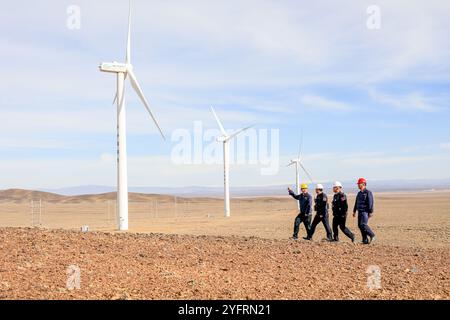 ALTAY, CHINA - 5. NOVEMBER 2024 - Grenzpolizei führt am 5. November 2 eine Betriebssicherheitsinspektion in einem Windkraftwerk in Altay, Xinjiang, China durch Stockfoto