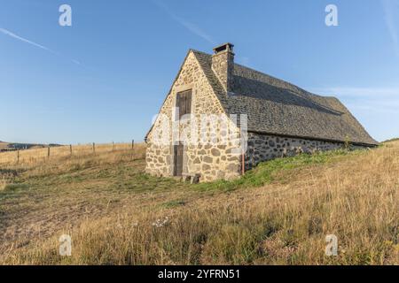 Traditionelle Schaffalte in Stein renoviert in Aubrac. Cevennen, Frankreich, Europa Stockfoto