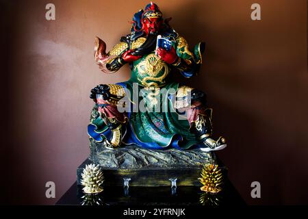 Antike Vihara Ariya Guan Yu im antiken chinesischen Schrein für thailändische Reisende reisen Besuche und respektiere Gebete segnen heilige Gottheit Mythos myst Stockfoto