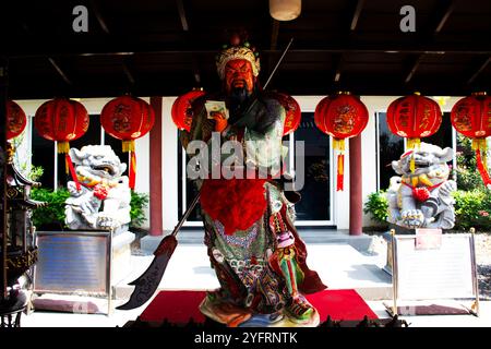 Antike Vihara Ariya Guan Yu im antiken chinesischen Schrein für thailändische Reisende Besuchen Sie Respekt Gebeten Segen heilige Gottheit Mythos mystisch Stockfoto