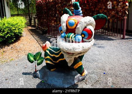 Skulptur Schnitzerei alte Steinfigur Cartoon Löwentanz traditionelle chinesische Kulturstatue im Garten im Vihara Ariya Guan Yu in Antique C Stockfoto