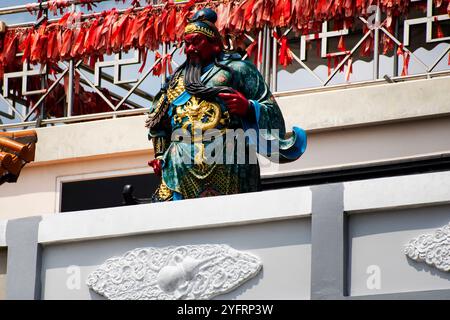 Antike Vihara Ariya Guan Yu im antiken chinesischen Schrein für thailändische Reisende reisen Besuche und respektiere Gebete segnen heilige Gottheit Mythos myst Stockfoto