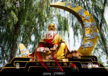 Yue Lao alter Mann unter dem Mondgott der Ehe und Liebe in der chinesischen Mythologie für thailändische Reisende reisen Besuche und Respekt betend Segen heilige m Stockfoto