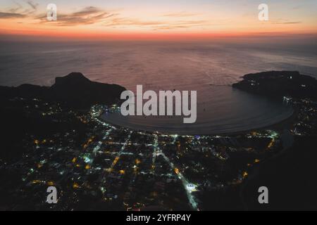 Beleuchtete Straßen in tropischer Stadt mit Drohnenblick Stockfoto