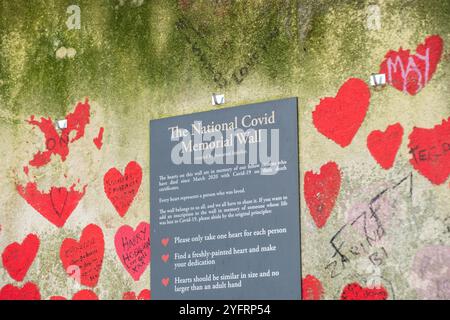 LONDON – 30. OKTOBER 2024: Die National COVID Memorial Wall auf der Southbank am St Thomas Hospital Stockfoto