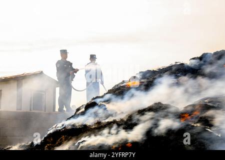 ALTAY, CHINA - 5. NOVEMBER 2024 - Grenzpolizisten löschten am 5. November 2024 ein Feuer auf einem Heuhaufen in einem Hirtenheim in Altay, Provinz Xinjiang, China. Stockfoto