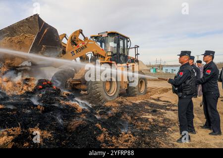 ALTAY, CHINA - 5. NOVEMBER 2024 - Grenzpolizisten löschten am 5. November 2024 ein Feuer auf einem Heuhaufen in einem Hirtenheim in Altay, Provinz Xinjiang, China. Stockfoto