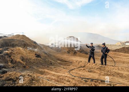 ALTAY, CHINA - 5. NOVEMBER 2024 - Grenzpolizisten löschten am 5. November 2024 ein Feuer auf einem Heuhaufen in einem Hirtenheim in Altay, Provinz Xinjiang, China. Stockfoto