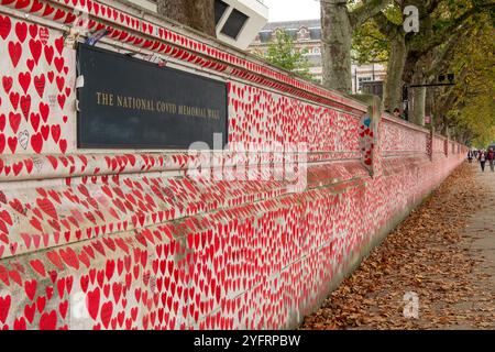 LONDON – 30. OKTOBER 2024: Die National COVID Memorial Wall auf der Southbank am St Thomas Hospital Stockfoto