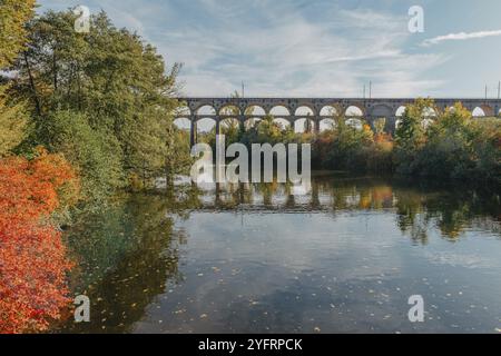 Eisenbahnbrücke mit Fluss in Bietigheim-Bissingen, Deutschland. Herbst. Eisenbahnviadukt über der Enz, erbaut 1853 von Karl von Etzel auf sonniger Basis Stockfoto