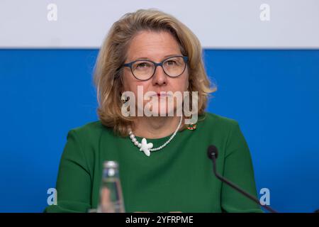 25 Jahre Ziviler Friedensdienst Deutschland, Berlin am 05.11.2024: BM Svenja Schulze BMZ / SPD würdigt das weltweites Engagement für Frieden und Gewaltprävention der Ziviler Friedensdienst zum 25 Jahre Jubiläum. *** 25 Jahre Bürgerlicher Friedensdienst Deutschland, Berlin am 05 11 2024 BM Svenja Schulze BMZ SPD würdigt das weltweite Engagement für Frieden und Gewaltprävention des Bürgerlichen Friedensdienstes zu seinem 25-jährigen Bestehen Stockfoto