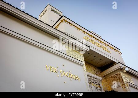 Das Sezessionsgebäude in Vianna in Österreich. Das Gebäude wurde 1898 von Joseph Maria Olbrich fertiggestellt und zeigt den Beethoven-Frieze von Gustav Klimt. Das Gebäude ist ein Paradebeispiel des Jugendstils und ein Manifest der Wiener Sezessionsbewegung. Stockfoto