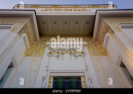 Das Sezessionsgebäude in Vianna in Österreich. Das Gebäude wurde 1898 von Joseph Maria Olbrich fertiggestellt und zeigt den Beethoven-Frieze von Gustav Klimt. Das Gebäude ist ein Paradebeispiel des Jugendstils und ein Manifest der Wiener Sezessionsbewegung. Stockfoto