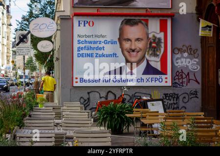 Ein Wahlplakat an einer Wiener Wand, das den ehemaligen Vorsitzenden der FPÖ Norbert Hofer zeigt. Auf dem Poster ist Hofers Gesicht ein Hitlerschnurrbart aufgekritzelt, ein deutlicher Hinweis darauf, dass manche denken, die FPÖ gehöre zur extremen Rechten der Politik. Stockfoto