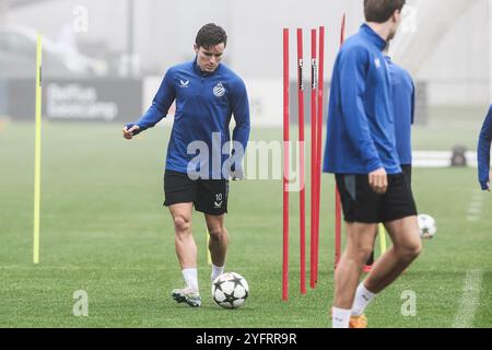 Knokke Heist, Belgien. November 2024. Clubs Hugo Vetlesen wurde während eines Trainings der belgischen Fußballmannschaft Club Brugge KV am Dienstag, den 05. November 2024 in Knokke-Heist gezeigt. Das Team bereitet sich auf das morgige Spiel gegen den Engländer Aston Villa F.C. vor, am 4. Tag der UEFA Champions League-Phase. BELGA FOTO BRUNO FAHY Credit: Belga News Agency/Alamy Live News Stockfoto