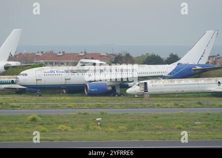 ISTANBUL, TURKIYE - 29. APRIL 2023: Verlassene Flugzeuge am Flughafen Atatürk Stockfoto