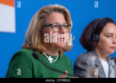 25 Jahre Ziviler Friedensdienst Deutschland, Berlin am 05.11.2024: BM Svenja Schulze BMZ / SPD würdigt das weltweites Engagement für Frieden und Gewaltprävention der Ziviler Friedensdienst zum 25 Jahre Jubiläum. *** 25 Jahre Bürgerlicher Friedensdienst Deutschland, Berlin am 05 11 2024 BM Svenja Schulze BMZ SPD würdigt das weltweite Engagement für Frieden und Gewaltprävention des Bürgerlichen Friedensdienstes zu seinem 25-jährigen Bestehen Stockfoto