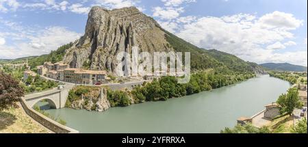 Der Rocher de La Baume oberhalb der Durance bei Sisteron in der Provence. Panorama, Panorama. Frankreich, Europa. Drucken, Poster, HD Stockfoto