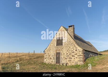 Traditionelle Schaffalte in Stein renoviert in Aubrac. Cevennen, Frankreich, Europa Stockfoto