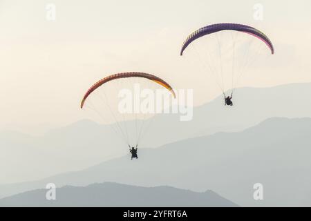 Gleitschirmflug in der Luft über die Berge. Drome, Frankreich, Europa Stockfoto