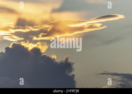 Himmel mit rosa und orangen Wolken am Abend bei Sonnenuntergang. Elsass, Frankreich, Europa Stockfoto