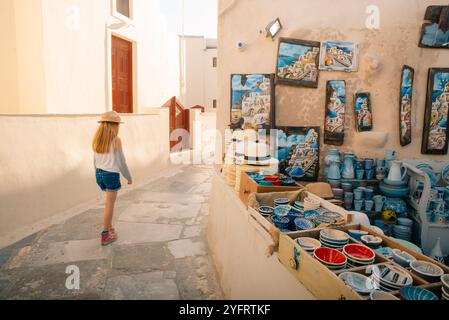 Traditionelles griechisches Geschäft auf der Insel Santorin in Griechenland - 2. Mai 2024. Hochwertige Fotos Stockfoto