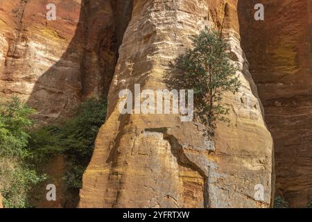 Luberon Ocker in der Nähe des Dorfes Roussillon. Geologisches Wunder in der Provence Stockfoto