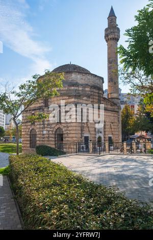 Außenansicht der Muradie-Moschee im Vlore Center, Albanien. Die Muradie-Moschee ist eine historische Moschee aus dem 16. Jahrhundert in Vlore, County, Albania Travel Stockfoto