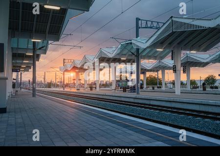 18. September 2024, Novi Sad, Serbien: Bahnhof bei Sonnenuntergang, keine Menschen Stockfoto