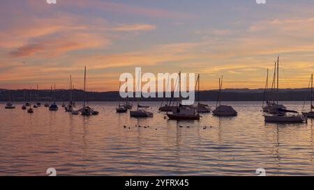 Sonnenaufgangspanorama Am Bodensee. Morgensonnenlicht Über Ruhigem Wasser. Erleben Sie den faszinierenden Sonnenaufgang über dem deutschen Bodensee, der von einem Boot aus gefangen genommen wurde Stockfoto