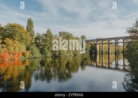 Eisenbahnbrücke mit Fluss in Bietigheim-Bissingen, Deutschland. Herbst. Eisenbahnviadukt über der Enz, erbaut 1853 von Karl von Etzel auf sonniger Basis Stockfoto