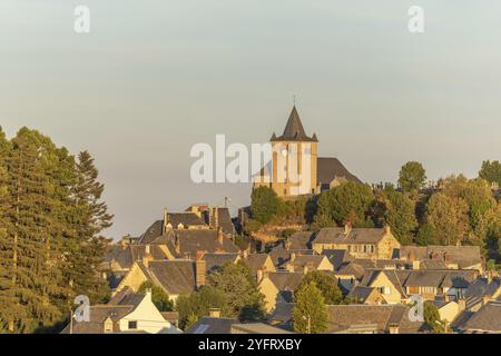 Kleine Kirche Saint-Matthieu auf dem Hügel des Dorfes Laguiole. Aubrac, Frankreich, Europa Stockfoto