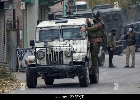 Srinagar, Kaschmir. 1. November 2020. Demonstranten stoßen in der Gegend um Rangreth am Stadtrand von Srinagar in der Nähe eines tödlichen Treffens zwischen Militanten und Sicherheitskräften am Sonntag auf indische Truppen. Saifullah mir, der oberste Befehlshaber von Hizbul Mudschaheddin, wurde am Sonntag in Srinagar bei der Schießerei mit Polizei und Sicherheitskräften getötet Stockfoto