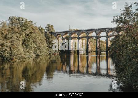 Eisenbahnbrücke mit Fluss in Bietigheim-Bissingen, Deutschland. Herbst. Eisenbahnviadukt über der Enz, erbaut 1853 von Karl von Etzel auf sonniger Basis Stockfoto